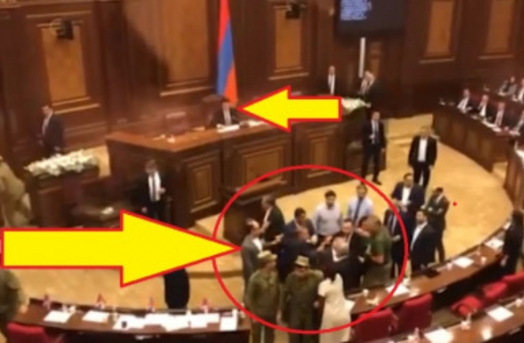 В парламенте РА вновь произошла потасовка (видео)